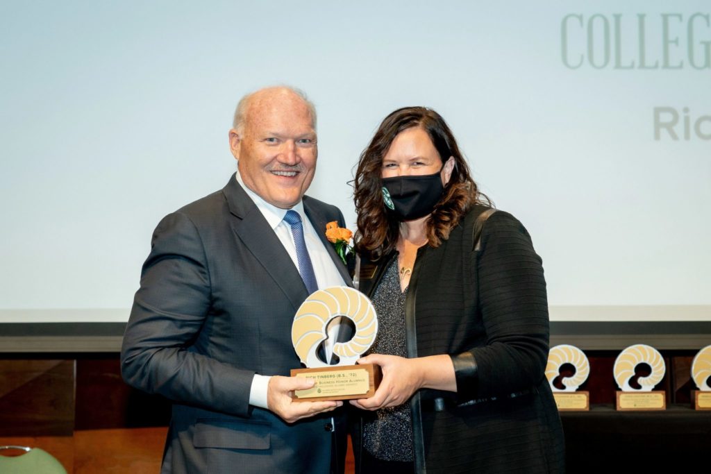 Rich Tinberg accepts Distinguished Alumni Award